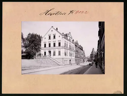 Fotografie Brück & Sohn Meissen, Ansicht Hartha, Albertstrasse mit Ladengeschäft Aushängeschild