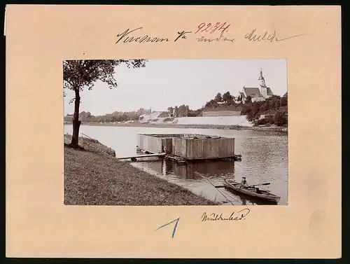 Fotografie Brück & Sohn Meissen, Ansicht Nerchau, Mulde - Badeanstalt mit Blick zur Kirche