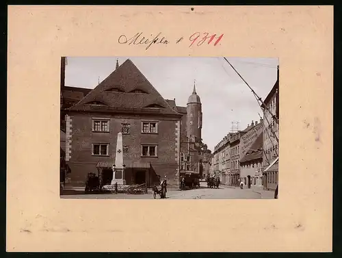 Fotografie Brück & Sohn Meissen, Ansicht Meissen i. Sa., Leipziger Strasse mit Stadt-Theater & Obelisk