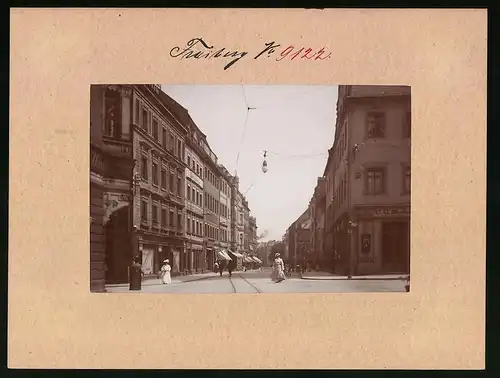 Fotografie Brück & Sohn Meissen, Ansicht Freiberg / Sachsen, Erbischestrasse mit Ladengeschäft C.G. Moden, Ladenzeile