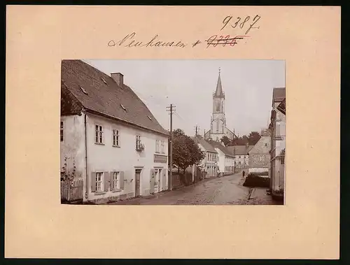 Fotografie Brück & Sohn Meissen, Ansicht Neuhausen, Dorfstrasse mit Ladengeschäft & Kirche