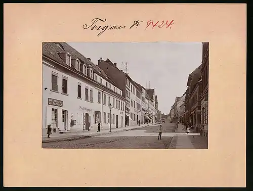 Fotografie Brück & Sohn Meissen, Ansicht Torgau, Bäckerstrasse mit Pelz - und Mützenlager Otto Schale, Laden P. Strempel