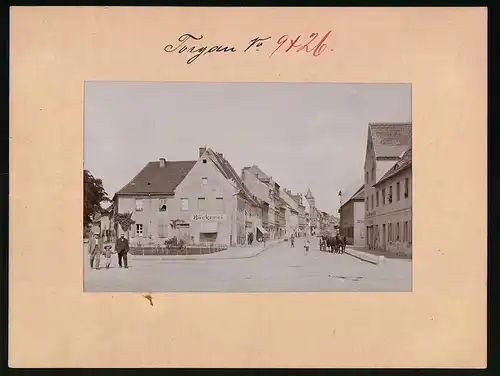 Fotografie Brück & Sohn Meissen, Ansicht Torgau, Spitalstrasse mit Bäckerei & Ladengeschäft