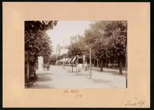 Fotografie Brück & Sohn Meissen, Ansicht Misdroy, Litfasssäule vor Gasthaus-Terrasse an der Strandpromenade