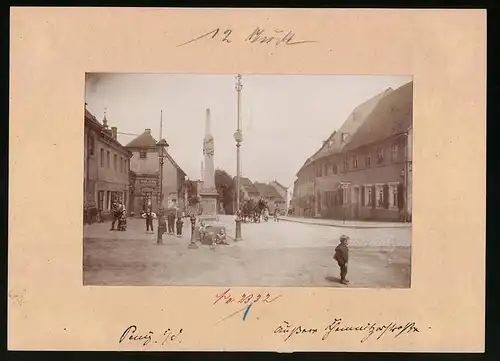 Fotografie Brück & Sohn Meissen, Ansicht Penig i. S., Äussere Chemnitzer Strasse mit Obelisk und Beurichs Handlung