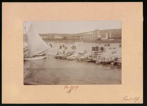 Fotografie Brück & Sohn Meissen, Ansicht Misdroy, Strandpartie mit Strandhotel und Segelboot, Strandkorb