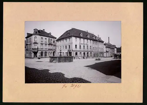 Fotografie Brück & Sohn Meissen, Ansicht Pulsnitz, Bismarkplatz mit Apotheke, Handlung Alwin Endler, Brunnen
