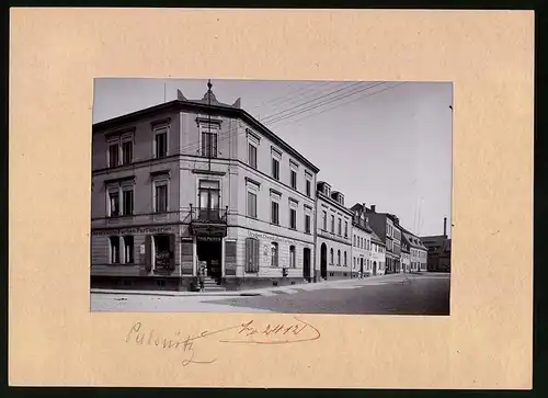 Fotografie Brück & Sohn Meissen, Ansicht Pulsnitz, Bismarckplatz mit Kluges Restaurant, Mohren-Drogerie Felix Herberg