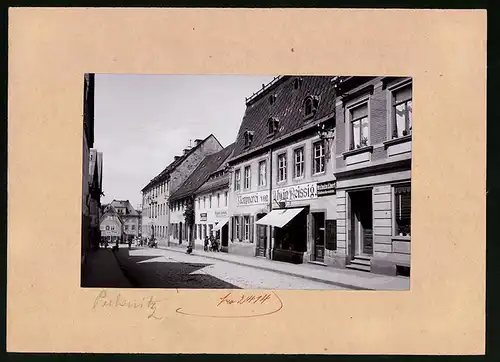 Fotografie Brück & Sohn Meissen, Ansicht Pulsnitz, Untere Langestrasse mit Schule, Klempnerei Alwin Reissig, Garküche