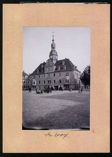 Fotografie Brück & Sohn Meissen, Ansicht Borna, Platz mit Rathaus, Stadthaus, Löwen Apotheke