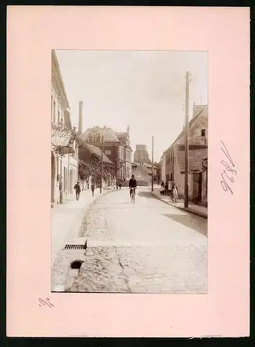 Fotografie Brück & Sohn Meissen, Ansicht Liebenwerda, Blick in die Schlossstrasse mit Möbel Magazin, Kaiserliches Postamt