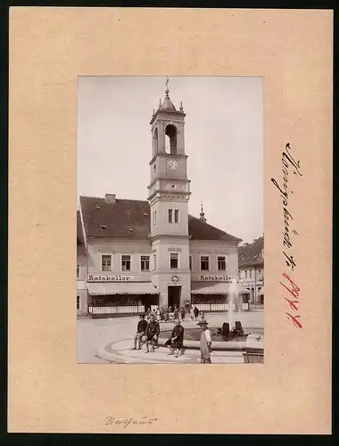 Fotografie Brück & Sohn Meissen, Ansicht Königsbrück, Rathaus mit Restaurant Ratskeller, Briefkasten, Brunnen