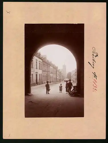 Fotografie Brück & Sohn Meissen, Ansicht Marienberg i. Sa., Blick durch das Zschopauer Tor mit Geschäften, Knaben