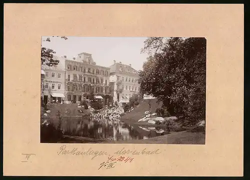 Fotografie Brück & Sohn Meissen, Ansicht Marienbad, Teich in den Parkanlagen mit Hotel Germandree, Hotel zur Kirche