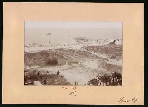 Fotografie Brück & Sohn Meissen, Ansicht Misdroy, Blick auf den Strand mit Steeg und Ausflugsdampfer, Strandkorb