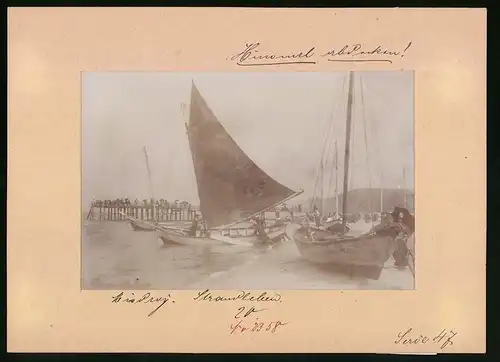 Fotografie Brück & Sohn Meissen, Ansicht Misdroy, Segelschiffe am Strand mit Seesteeg