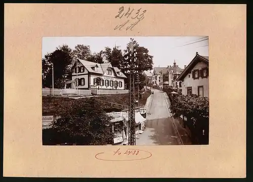 Fotografie Brück & Sohn Meissen, Ansicht Bad Elster, Kirchstrasse mit Gasthaus Alpenveilchen, Geschäfte, Wohnhäuser