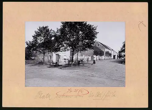 Fotografie Brück & Sohn Meissen, Ansicht Dahlen, Blick in die Burgbergstrasse mit Handlung Julius Schuster, Handbrunnen