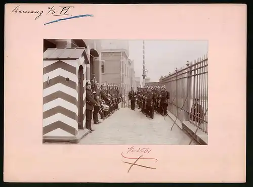 Fotografie Brück & Sohn Meissen, Ansicht Kamenz i. Sa., Aufziehen der Wache des 13. Infanterie-Regiments 178, Uniform