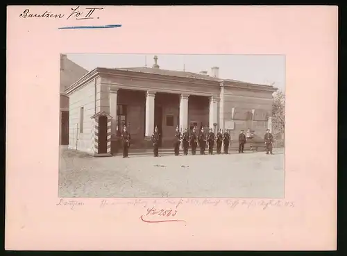 Fotografie Brück & Sohn Meissen, Ansicht Bautzen, Wache des 4. Königlichen Infanterie-Regiments 103, Ehrenerweisung