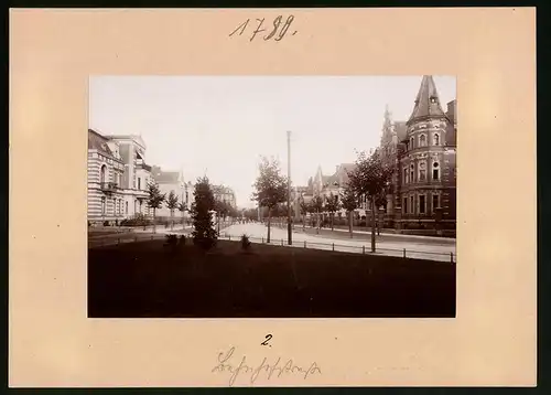 Fotografie Brück & Sohn Meissen, Ansicht Torgau, Blick in die Bahnhofstrasse mit Wohnhäusern und Litfasssäule