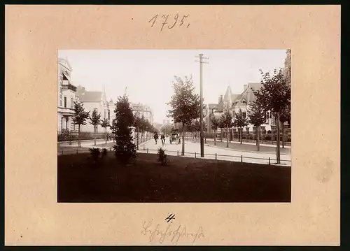 Fotografie Brück & Sohn Meissen, Ansicht Torgau a. Elbe, Blick in die Bahnhofstrasse mit Litfasssäule, Wohnhäusern