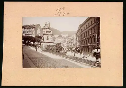 Fotografie Brück & Sohn Meissen, Ansicht Karlsbad, Marktplatz am K.K Postamt, Geschäfte und Dreifaltigkeitssäule