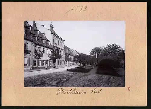 Fotografie Brück & Sohn Meissen, Ansicht Geithain, Strassenpartie am Kriegerdenkmal 1870 /71, Schuhmacher F. H. Semper