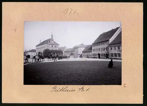Fotografie Brück & Sohn Meissen, Ansicht Geithain, Marktplatz, Königlichers Amtsgericht, Hotel Altenburg, Soldaten