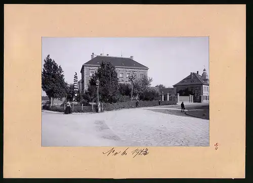 Fotografie Brück & Sohn Meissen, Ansicht Frohburg, Partie am Amtsgericht und Kriegerdenkmal im Blumenschmuck