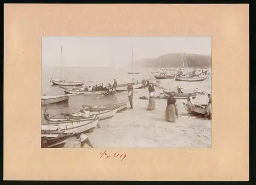 Fotografie Brück & Sohn Meissen, Ansicht Misdroy, Strand am Kaffeeberg mit Badegästen im Boot
