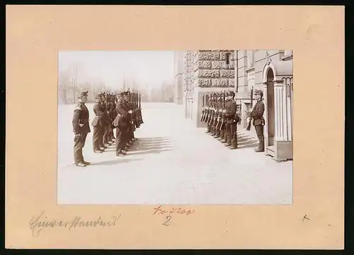 Fotografie Brück & Sohn Meissen, Ansicht Dresden, Wachablösung der Kasernen des K.S. Schützen (Füsilier) Rgt. Nr. 108