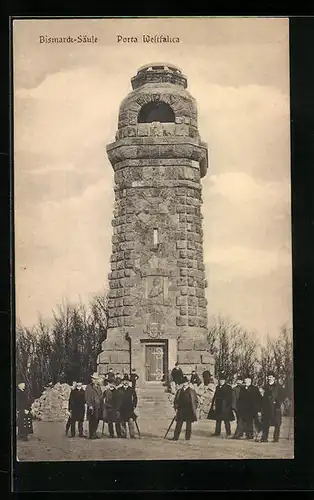 AK Porta Westfalica, Bismarcksäule mit einer Gruppe Herren