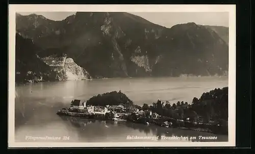 AK Traunkirchen a. Traunsee, Ort am See, Fliegeraufnahme