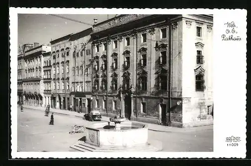 AK Wels, Strassenpartie mit Rathaus, Apotheke und Brunnen
