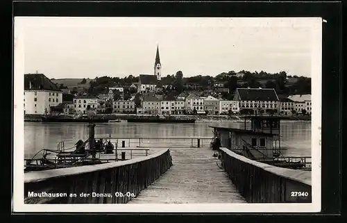 AK Mauthausen a. D., Ortsansicht von der Dampferanlegestelle des anderen Donauufers aus
