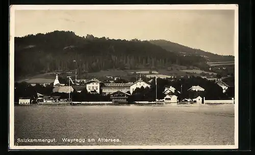 AK Weyregg am Attersee, Totalansicht mit Waldlandschaft