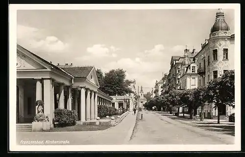 AK Franzensbad, Kirchenstrasse mit klassizistischem Gebäude