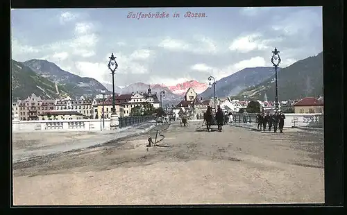 AK Bozen, Die Talferbrücke mit Passanten