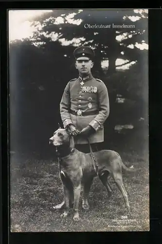 Foto-AK Sanke Nr. 362: Oberleutnant Max Immelmann in Uniform mit Diensthund