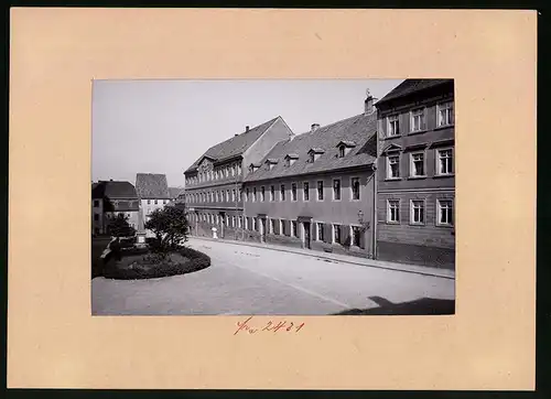 Fotografie Brück & Sohn Meissen, Ansicht Rosswein, Kriegerdenkmal, Pfarre, Schule, Schulhaus
