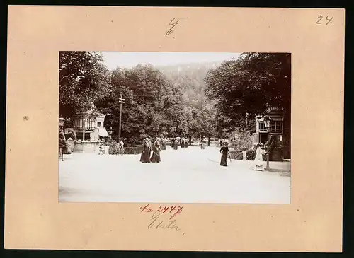 Fotografie Brück & Sohn Meissen, Ansicht Bad Elster, Damen am Eingang zum Badeplatz