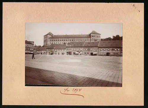 Fotografie Brück & Sohn Meissen, Ansicht Bilin, Marktplatz mit Hotel zum Weissen Löwen und Schloss