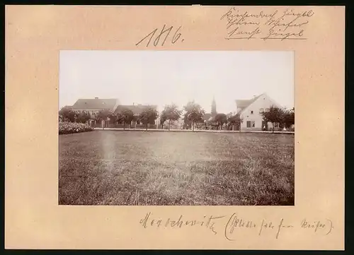 Fotografie Brück & Sohn Meissen, Ansicht Merschwitz, Gehöft & Pferdekutsche, Kirchturm im Hintergrund