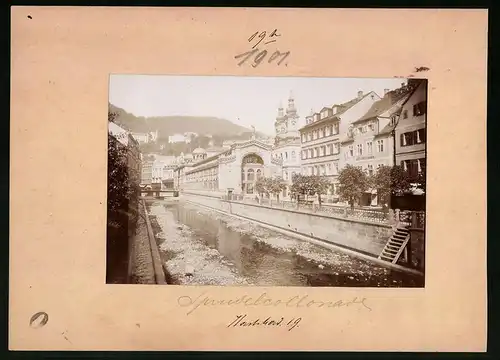 Fotografie Brück & Sohn Meissen, Ansicht Karlsbad, Pferdebahn vor der Sprudel-Colonade