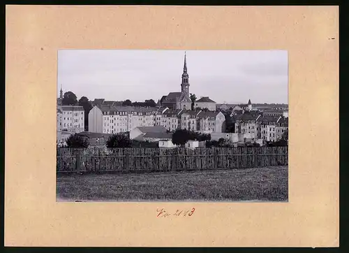 Fotografie Brück & Sohn Meissen, Ansicht Radeberg, Blick vom Friedhof zur Kirche
