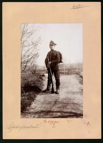 Fotografie Brück & Sohn Meissen, Ansicht Dresden, Sächsischer Füsilier in Uniform mit Gewehr