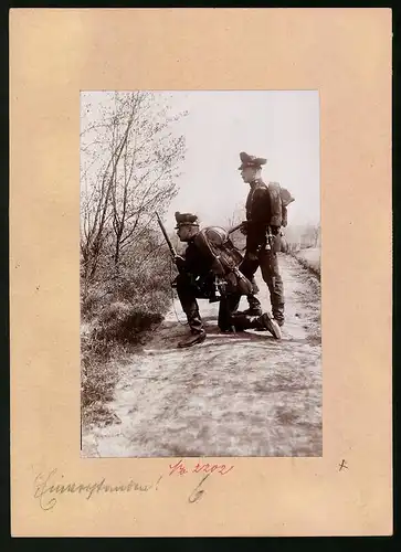 Fotografie Brück & Sohn Meissen, Ansicht Dresden, Sächsische Füsiliere in Uniform mit Gewehr auf Patrouille