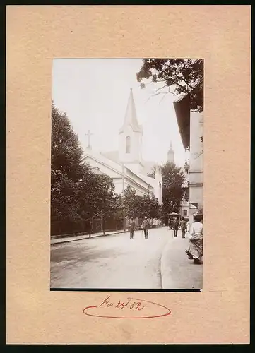 Fotografie Brück & Sohn Meissen, Ansicht Karlsbad, Pferdebahn Richtung Kaiserpark in der Strasse vor der ev. Kirche