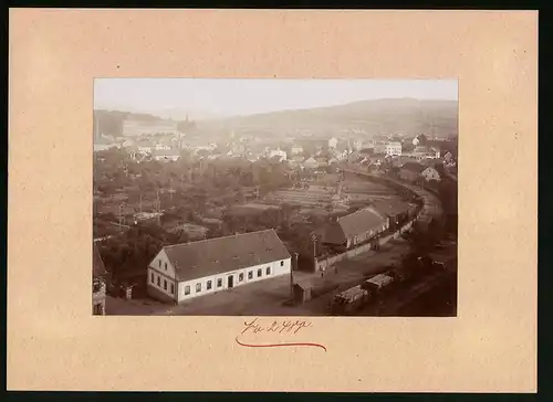 Fotografie Brück & Sohn Meissen, Ansicht Bilin, Güterzug am Gasthaus zum Bad, Blick auf die Stadt